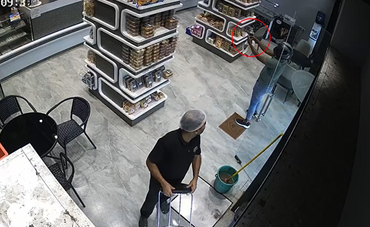 On Camera, Man Aims Gun At Shop's Staff Near Mumbai, Runs After Bullets Didn't Fire