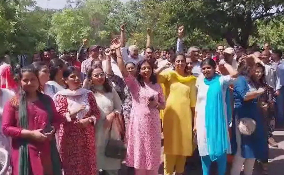 MP : एस्मा लागू किए जाने के बावजूद बिजली कर्मचारियों की हड़ताल जारी, कार्रवाई की चेतावनी