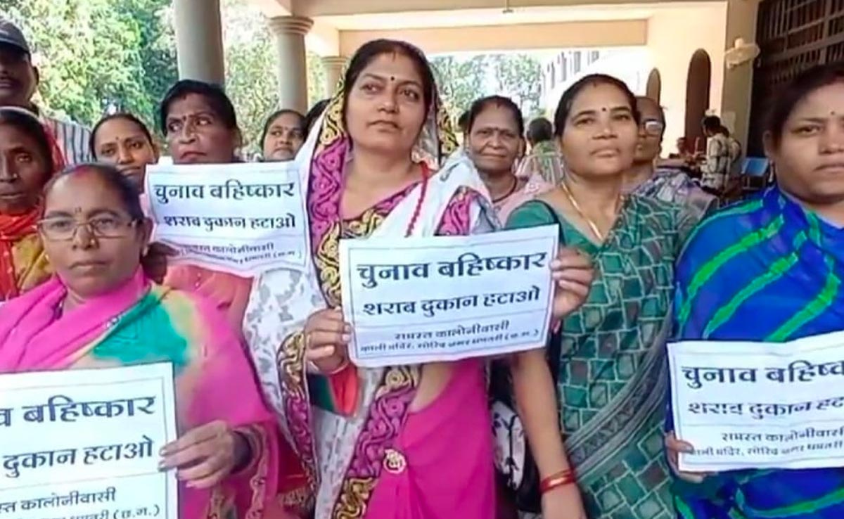 Dhamtari:हाईवे से शराब की दुकान हटाने के लिए महिलाओं का हल्ला बोल, बात नहीं मानने पर विधानसभा चुनाव के बहिष्कार की दी धमकी