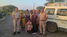 बस में अजनबी महिलाओं के साथ बैठ लापता हुई बच्ची को पुलिस ने एक घंटे खोज निकाला