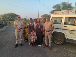 बस में अजनबी महिलाओं के साथ बैठ लापता हुई बच्ची को पुलिस ने एक घंटे खोज निकाला