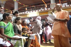 योगी आदित्यनाथ ने यूपी के गोरखपुर में किया 'जनता दर्शन', 'गौशाला' का किया दौरा योगी आदित्यनाथ ने यूपी के गोरखपुर में किया 'जनता दर्शन', 'गौशाला' का किया दौरा