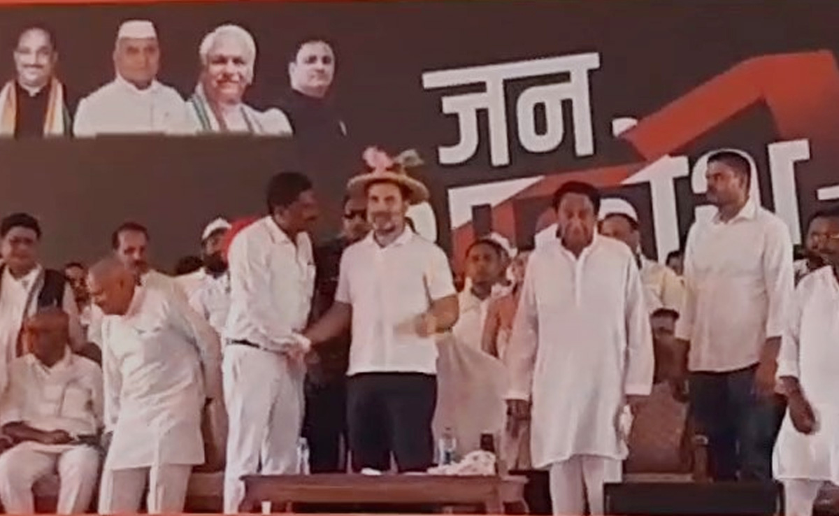 सतना: Rahul Gandhi की सुरक्षा में चूक, फोटो लेने की होड़ में प्लेन के पास पहुंच गए सैकड़ों कांग्रेसी