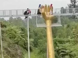 टूरिस्ट स्पॉट पर दिल दहला देने वाला हादसा, अचानक टूट गया कांच का ब्रिज, 30 फीट नीचे गिरा पर्यटक टूरिस्ट स्पॉट पर दिल दहला देने वाला हादसा, अचानक टूट गया कांच का ब्रिज, 30 फीट नीचे गिरा पर्यटक