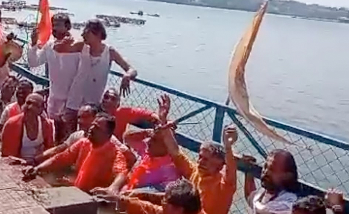 पुजारियों का प्रदर्शन : पानी मे खड़े होकर शिवराज सरकार के खिलाफ दिया धरना, ये हैं मांगें