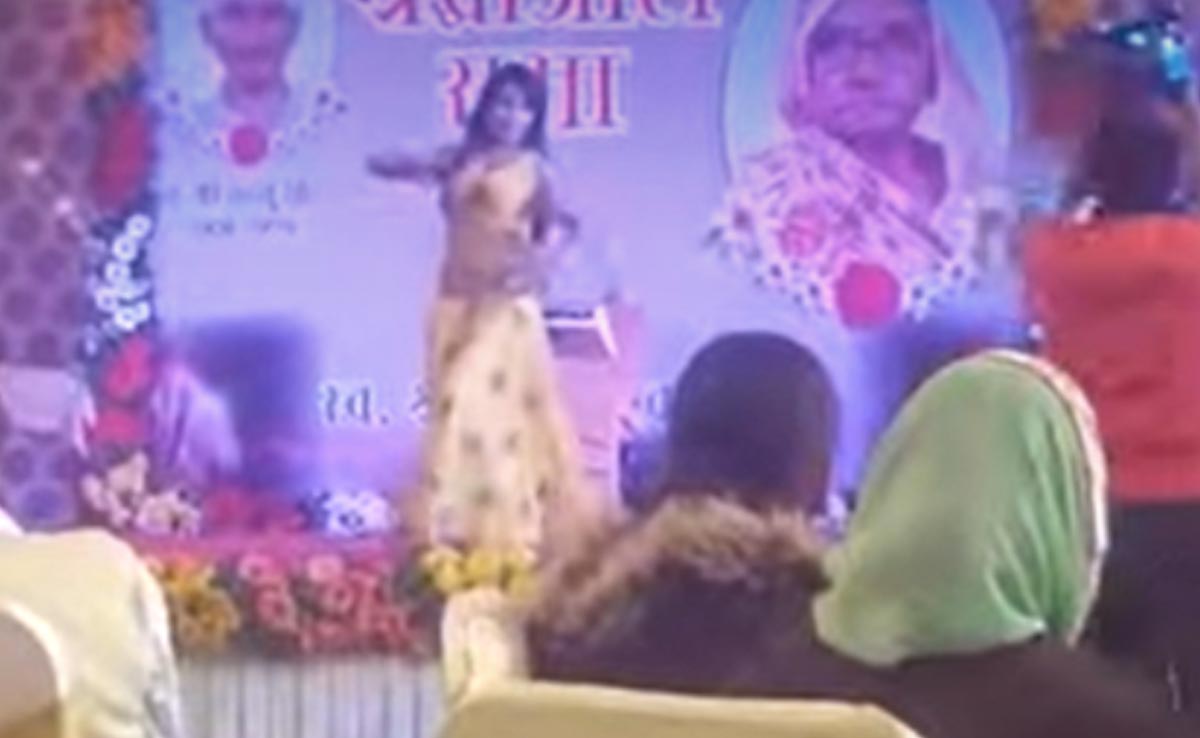 शोक सभा में लड़की ने 'ले ले रे मजा ले’ पर किया ऐसा डांस देखने वालों के उड़ गए तोते, बोले- अब मिलेगी आत्मा को शांति