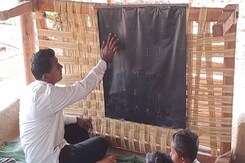 बैतूल में 12 साल से स्कूल की जगह झोपड़ी में पढ़ने को मजबूर हैं बच्चे बैतूल में 12 साल से स्कूल की जगह झोपड़ी में पढ़ने को मजबूर हैं बच्चे