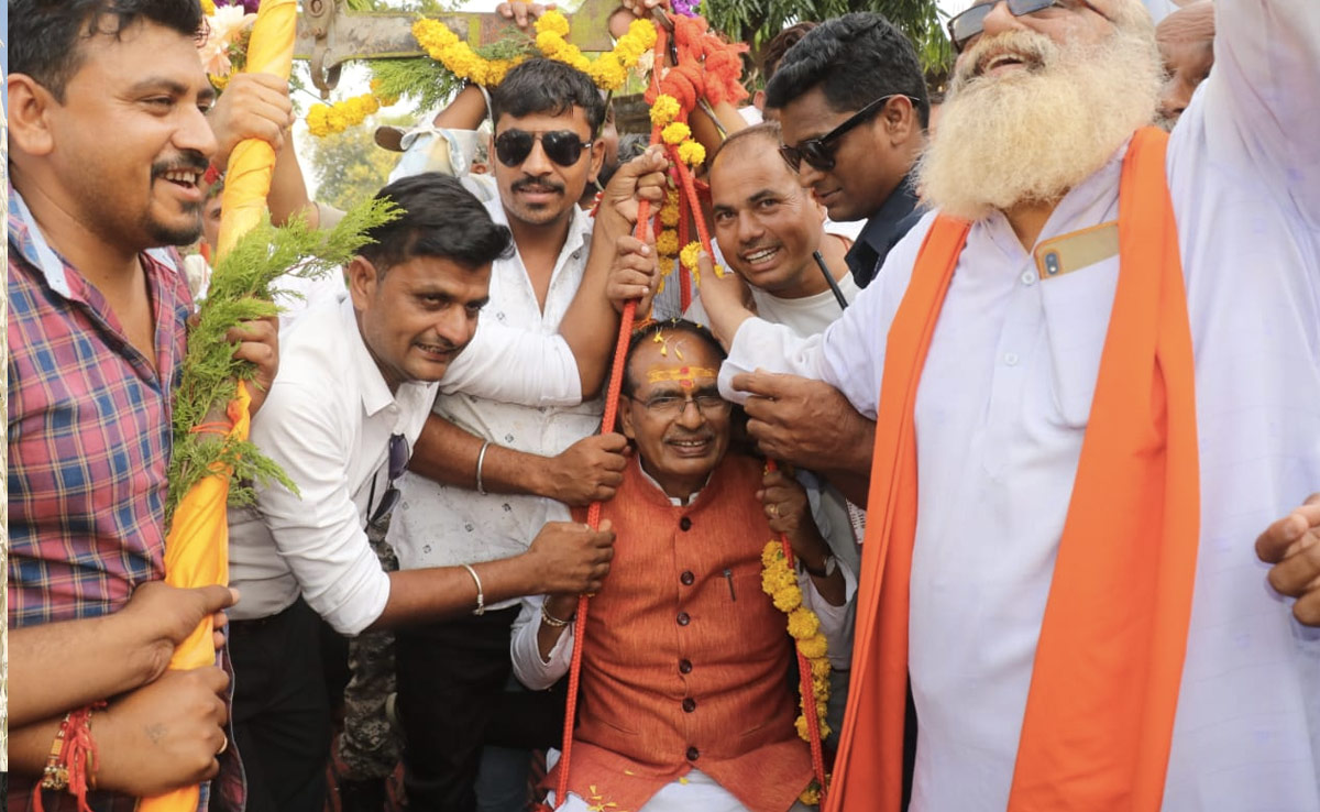 CM शिवराज ने किया करोड़ों रुपए के निर्माण कार्यों का भूमि पूजन, लोगों ने लड्डुओं से किया तुलादान