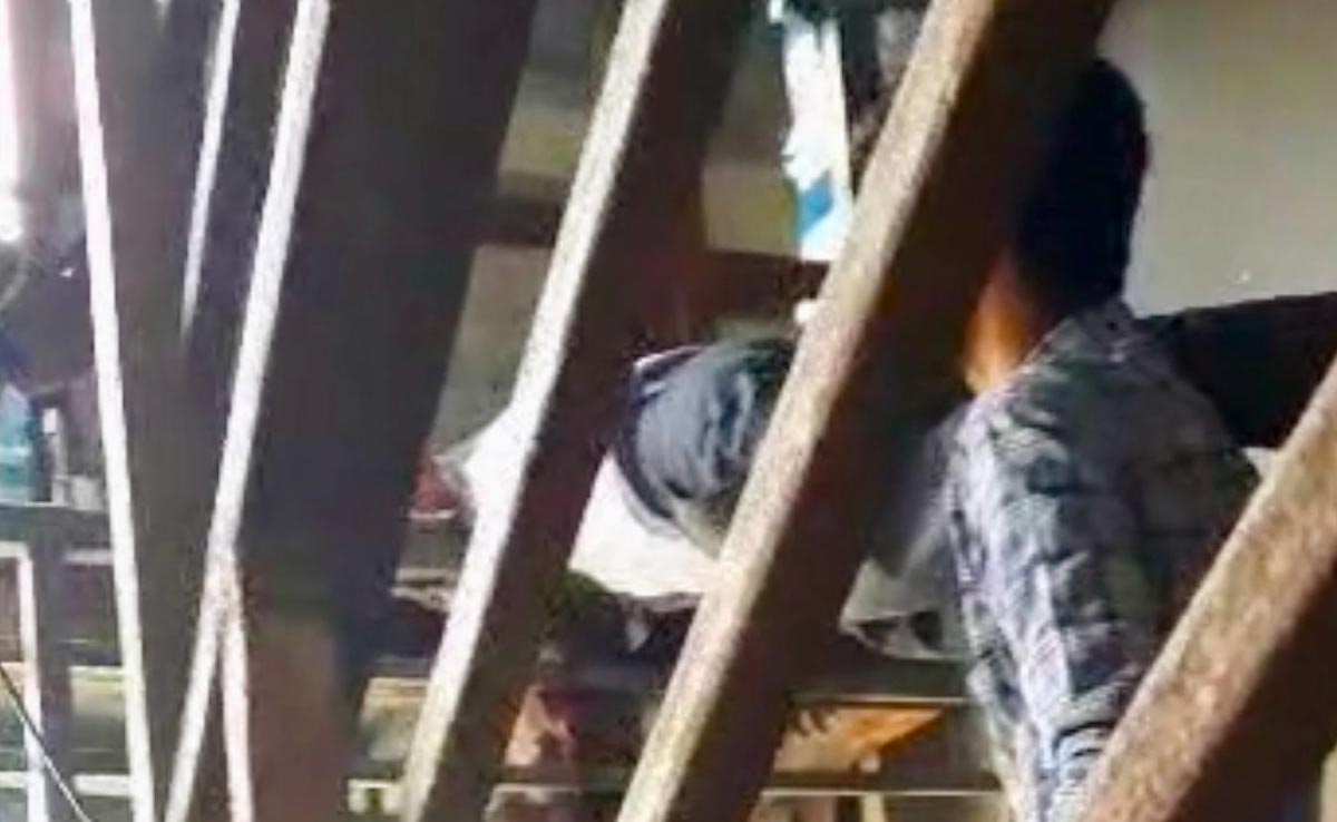 कान में हेडफ़ोन लगाकर गाना सुन रहा था, बालकनी से झांक रहे युवक की लिफ्ट में गर्दन फँसने से मौत&nbsp;
