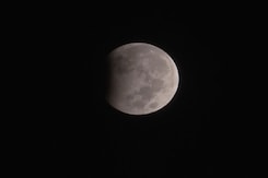 भारत में दिखा साल 2023 का आखिरी चंद्र ग्रहण भारत में दिखा साल 2023 का आखिरी चंद्र ग्रहण