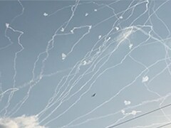 Video:गाजा से दागे गए रॉकेट, इजरायल के 'आयरन डोम' ने आसमान में ही कर दिया खात्मा