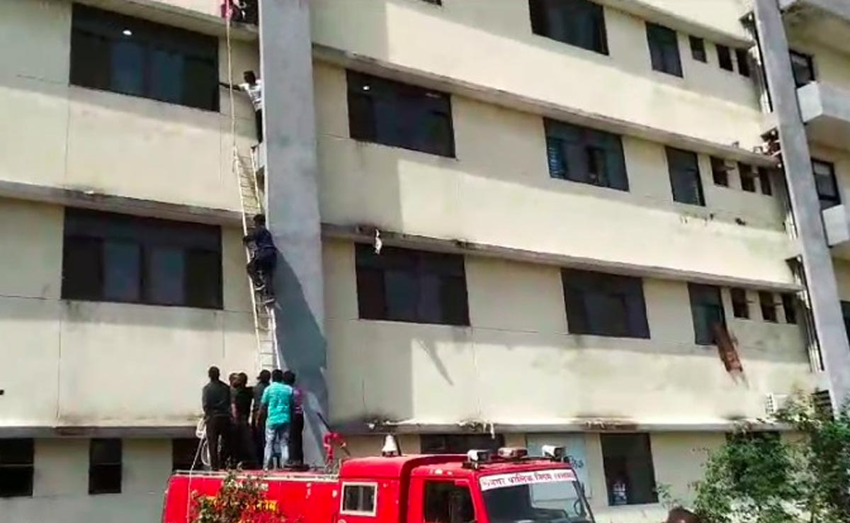MP News: अस्पताल में भर्ती महिला खिड़की से तीसरी मंजिल पर पहुंची, उतारने में फायर बिग्रेड के छूटे पसीने
