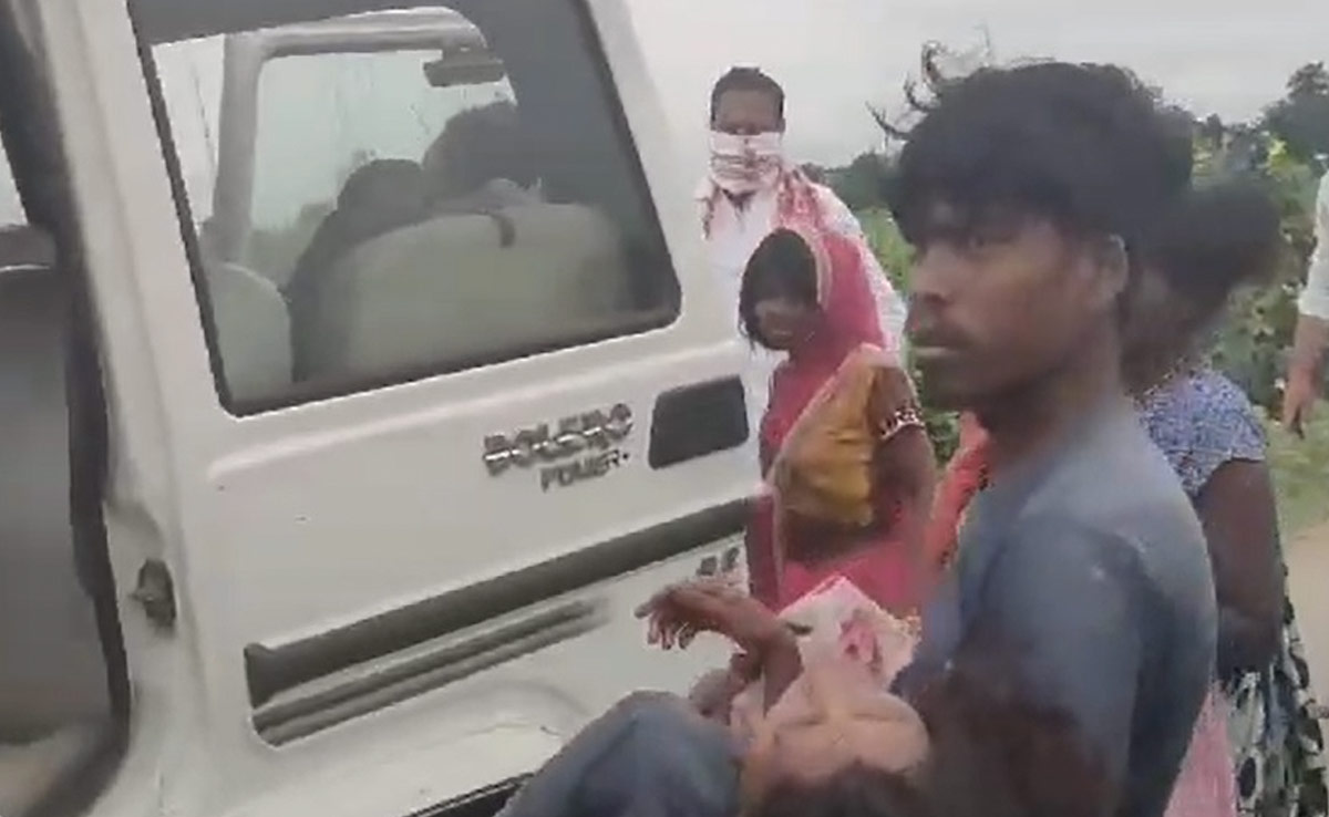 Rewa: एंबुलेंस ने बीच रास्ते में मरीजों को उतारा, हुई मौत, दूषित खाना खाने से हो गए थे बीमार