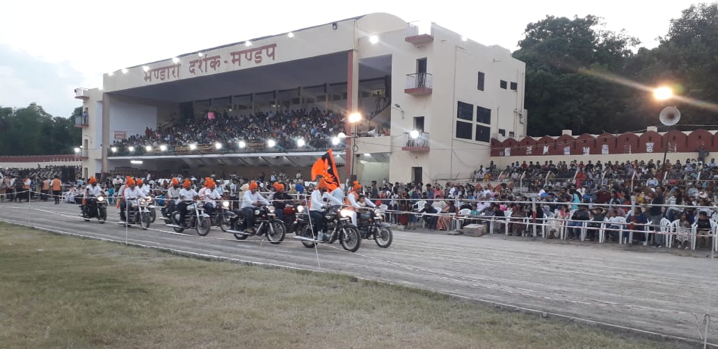 उदयपुर के गांधी ग्राउंड में रावण दहन देखने के लिए जुटी लोगों की भीड़.