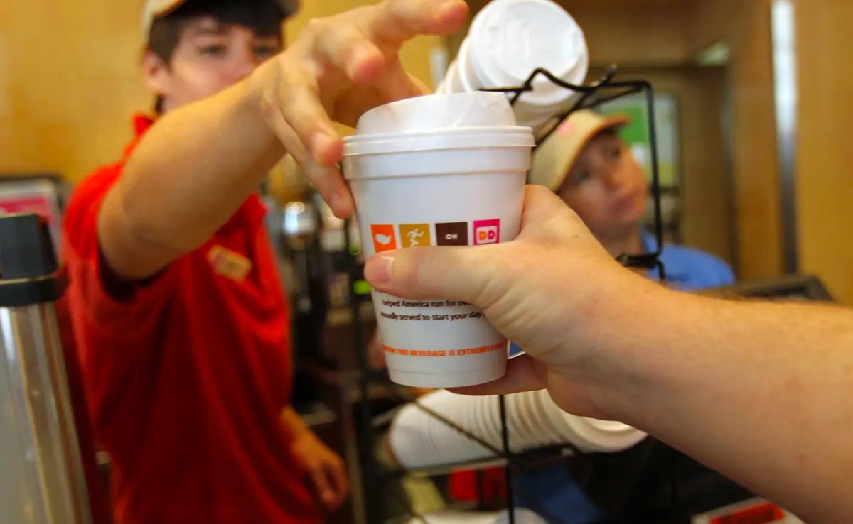 महिला के ऊपर गलती से गिर गई गर्म कॉफी, अब रेस्टोरेंट को चुकाने पड़ रहे हैं 24 करोड़ रुपये, पढ़ें क्या है पूरा माजरा