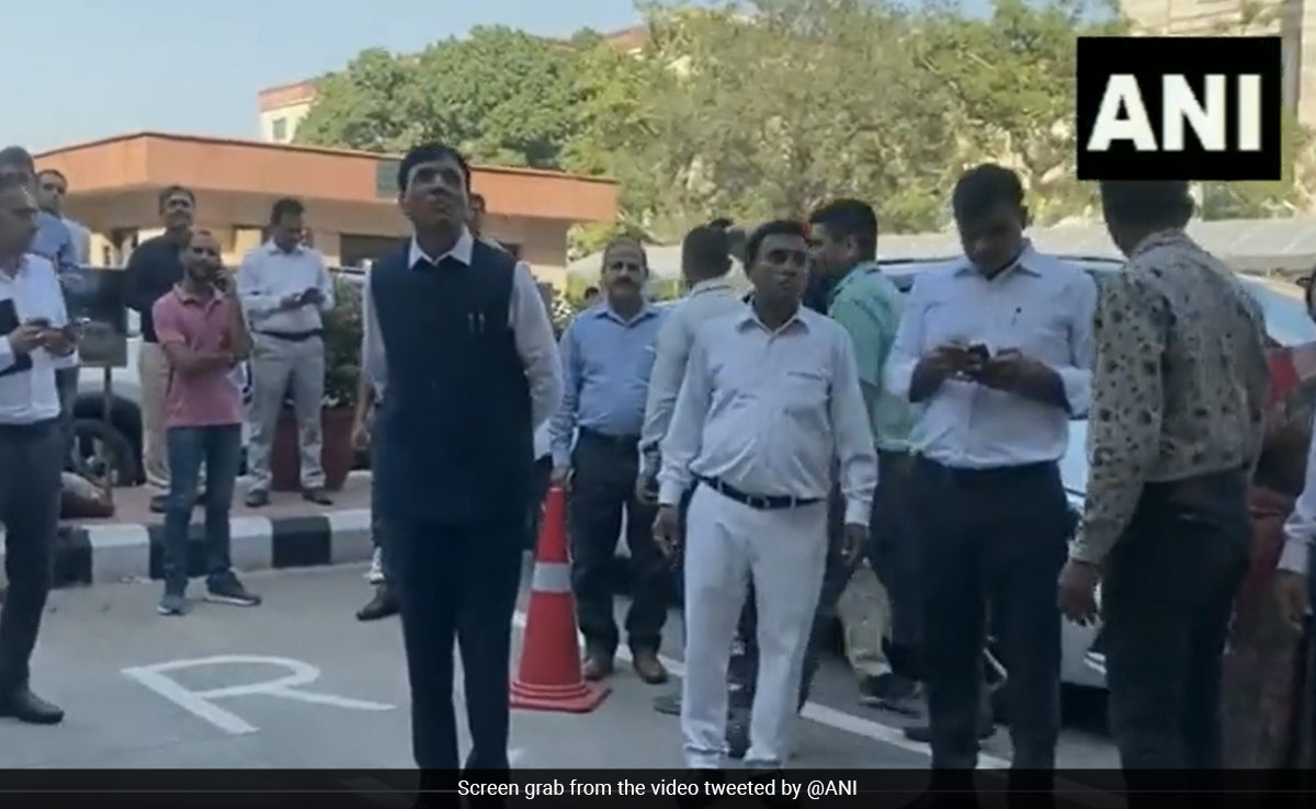 Union Minister Mansukh Mandaviya Rushed Outside As Tremors Hit Delhi NCR