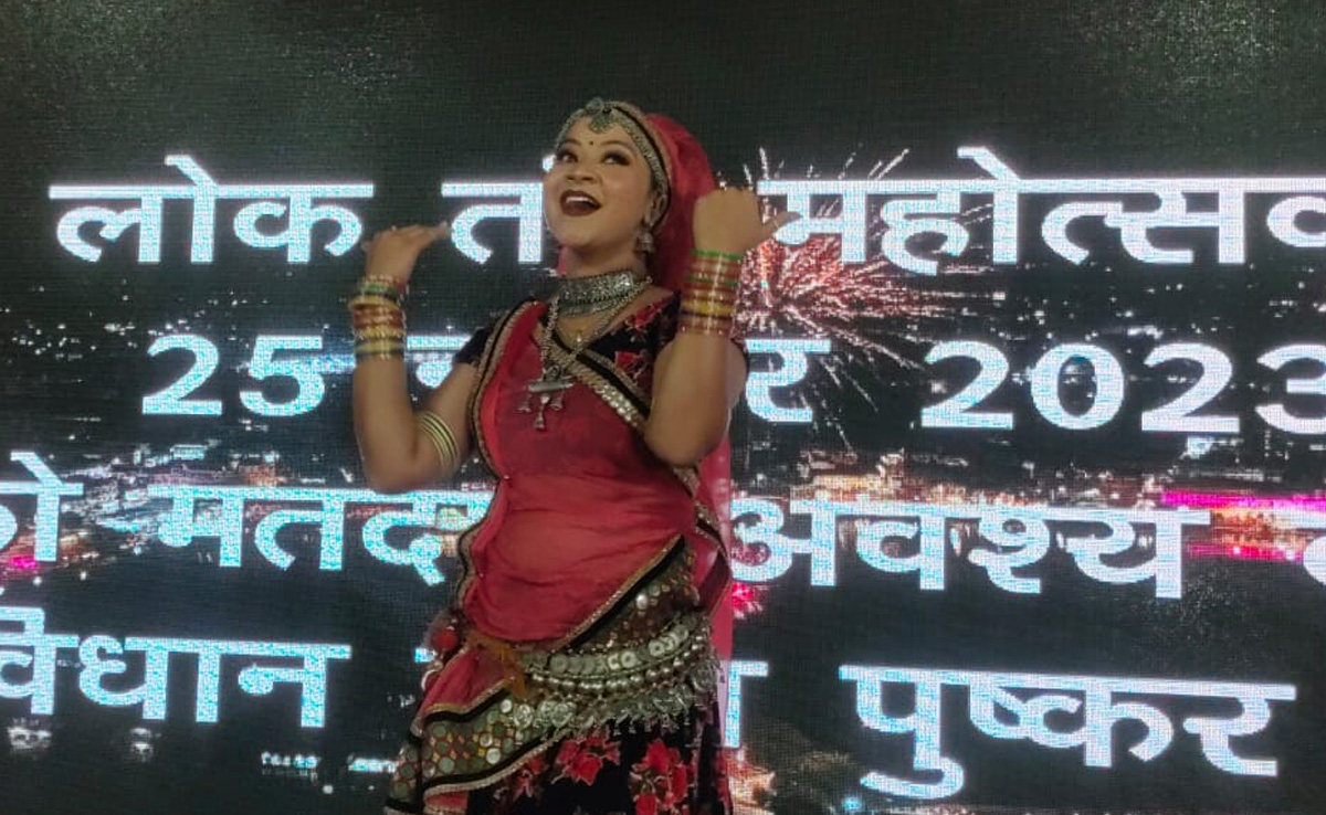 लोकतंत्र के महापर्व में शत-प्रतिशत मतदान की अपील, कालबेलिया नृत्य, चुनावी क्विज और आतिशबाजी के लिए उमड़े लोग