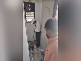 In Hospital Where 31 Died In 48 Hours, MP Makes Dean Clean Filthy Toilet In Hospital Where 31 Died In 48 Hours, MP Makes Dean Clean Filthy Toilet