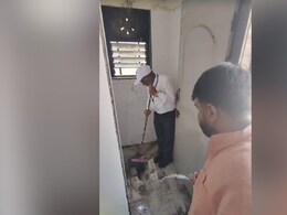 महाराष्ट्र: नांदेड़ के अस्पताल में 48 घंटे में 31 मरीजों की मौत, NCP सांसद ने डीन से साफ करवाया टॉयलेट