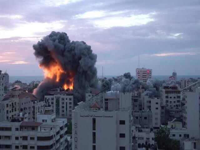 Video: इजरायल-हमास युद्ध में रिहायशी इलाकों पर गिर रहे ताबड़तोड़ बम