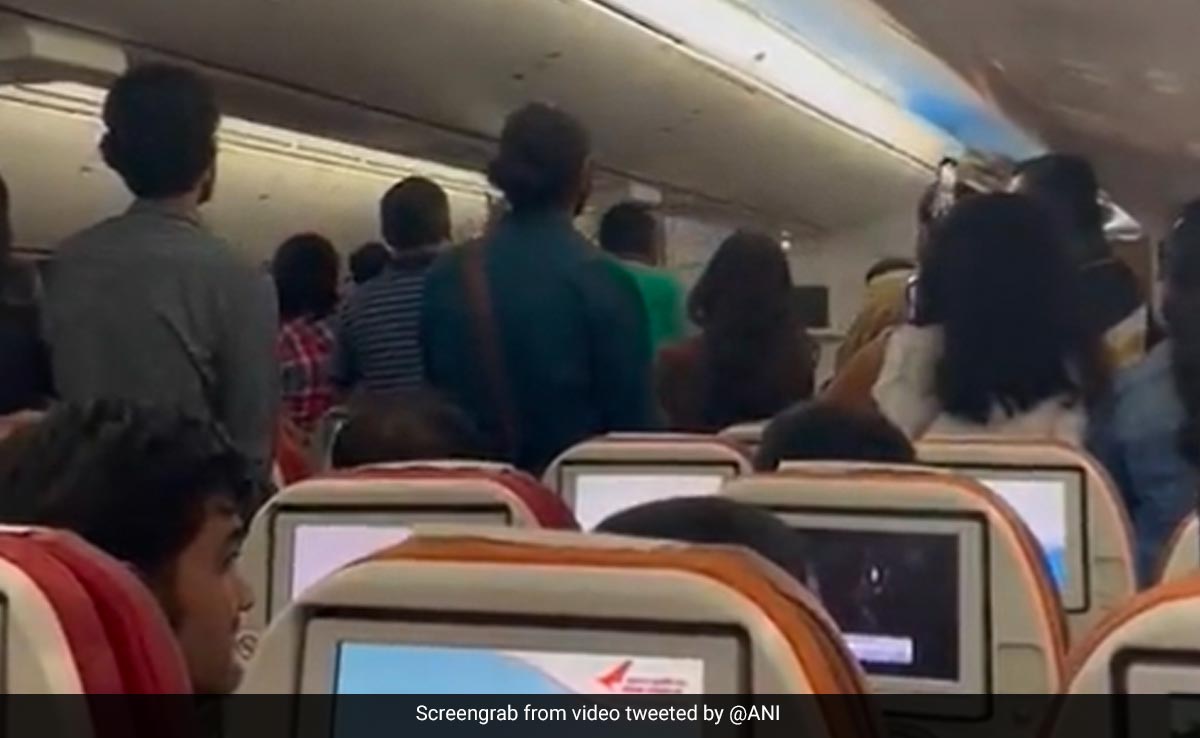 Video: '<i>Bharat Mata</i>..., <i>Vande Matram</i>' Chants On Flight With Indians From Israel