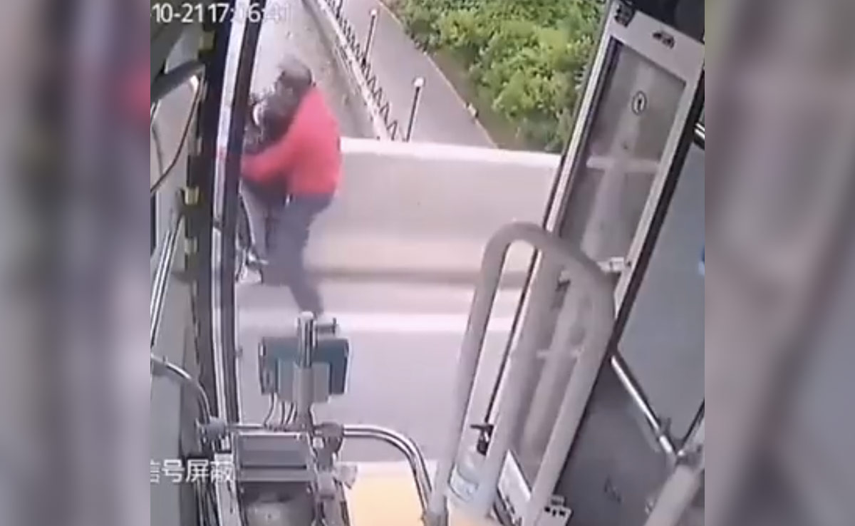 अपने बच्चे के साथ नदी में कूदने ही वाली थी महिला, तभी बस ड्राइवर ने रोका, देखें Viral Video