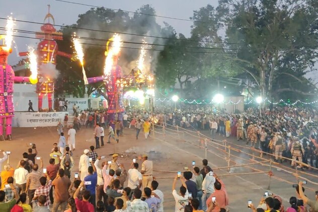 भीलवाड़ा में धूं-धूं कर जलता रावण भीलवाड़ा में धूं-धूं कर जलता रावण