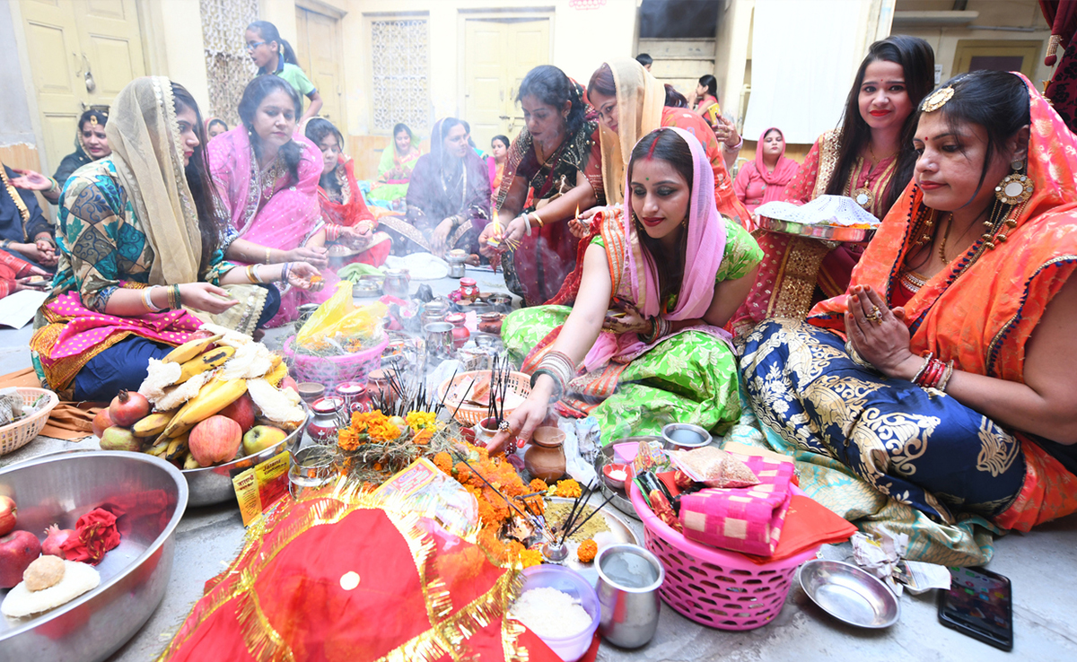 Karwa Chauth 2023: पहली बार रख रही हैं करवा चौथ का व्रत तो इन 5 बातों का जरूर रखें ध्यान, हो ना जाए गलती 