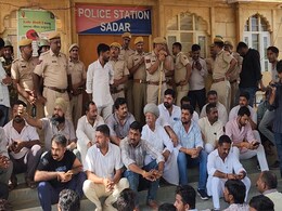 RSMM ठेकेदार और ट्रक यूनियन के बीच विवाद का 55वां दिन, पुलिस ने यूनियन के पूर्व अध्यक्ष कवराज समेत 17 लोगों हिरासत में लिया RSMM ठेकेदार और ट्रक यूनियन के बीच विवाद का 55वां दिन, पुलिस ने यूनियन के पूर्व अध्यक्ष कवराज समेत 17 लोगों हिरासत में लिया