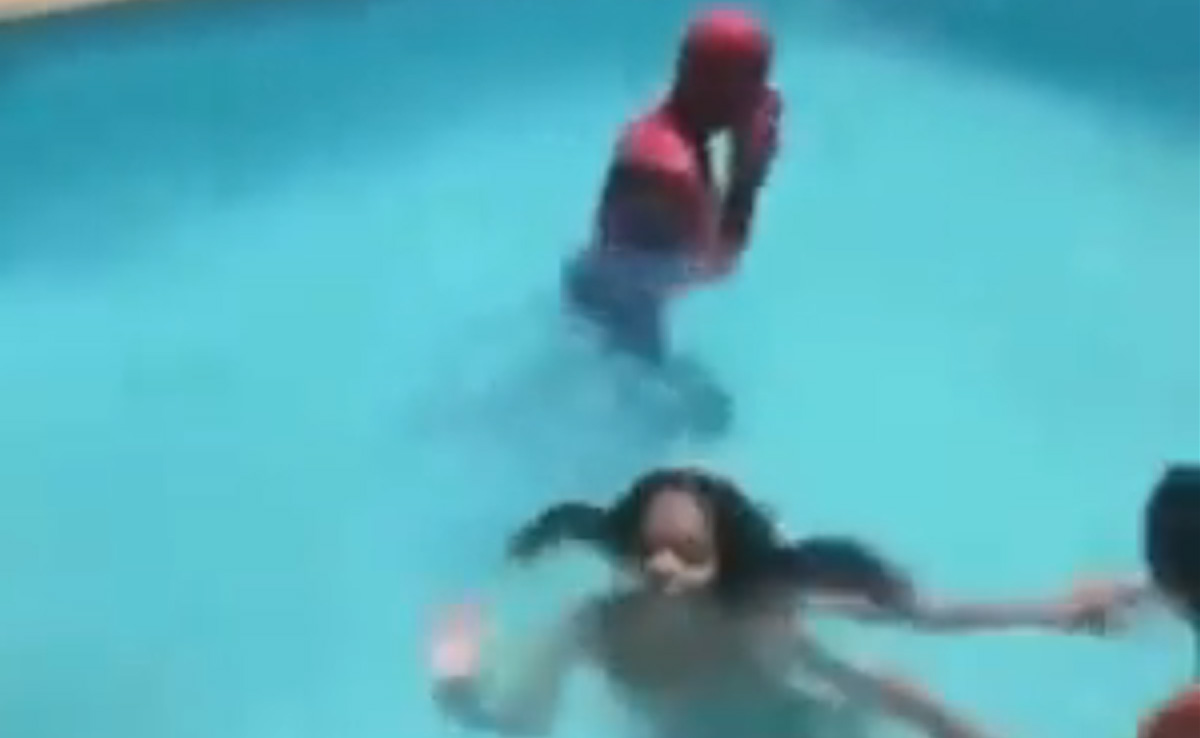 Spiderman बनकर स्विमिंग पूल में कूद गया शख्स, ड्रेस के कारण सांस लेने में हुई परेशानी, फिर...
