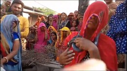 सांप को मरा हुआ बेटा मान दुलारती दिखीं महिला, कभी गले में डालती तो कभी पिलाती दूध, देखें Video