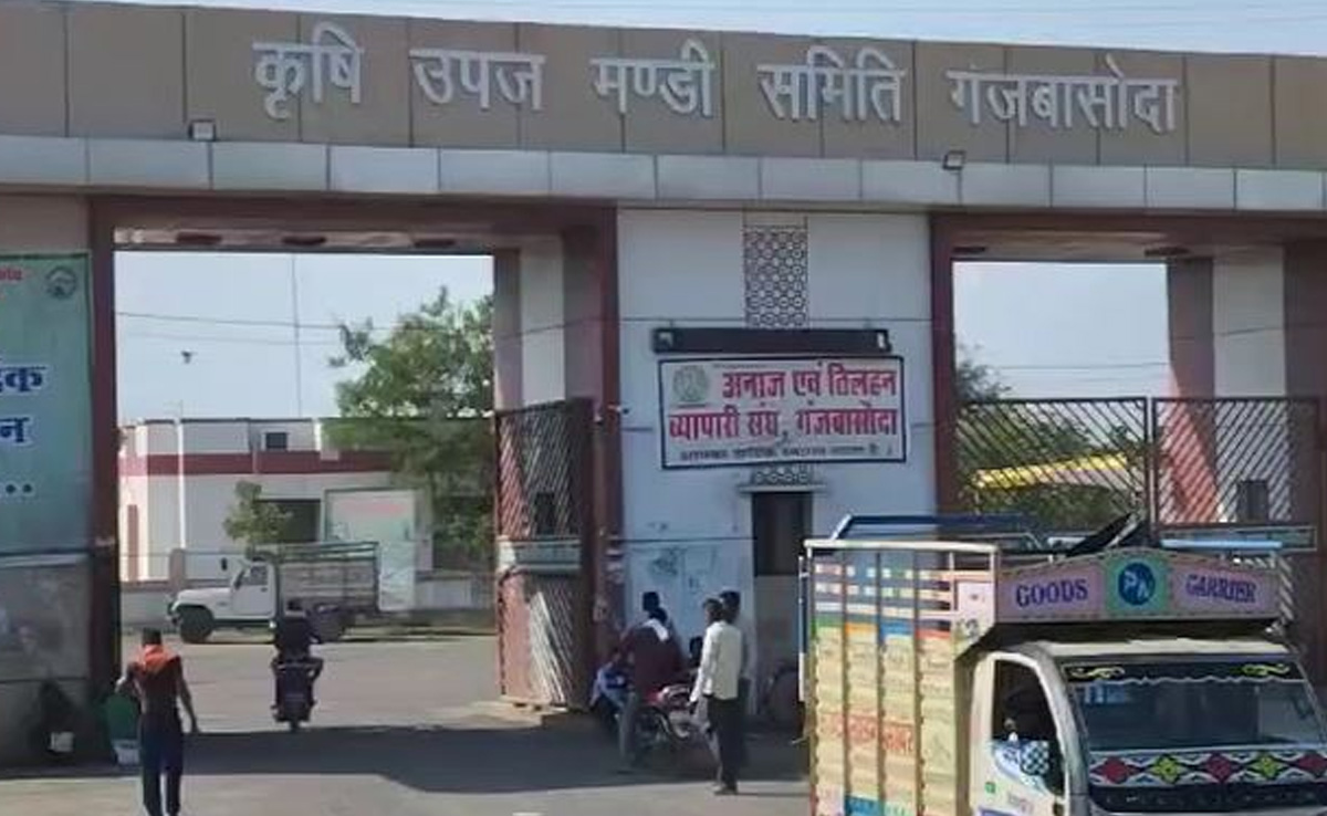 Vidisha: मध्य प्रदेश की दूसरी सबसे बड़ी मंडी में नहीं है खाने तक की व्यवस्था, दूर दराज से आए किसान हो रहे परेशान