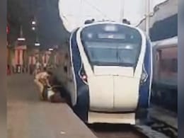 VIDEO : चलती वंदे भारत ट्रेन में चढ़ने की कोशिश के दौरान फिसला शख्स, रेलवे पुलिसकर्मी ने बचाया VIDEO : चलती वंदे भारत ट्रेन में चढ़ने की कोशिश के दौरान फिसला शख्स, रेलवे पुलिसकर्मी ने बचाया