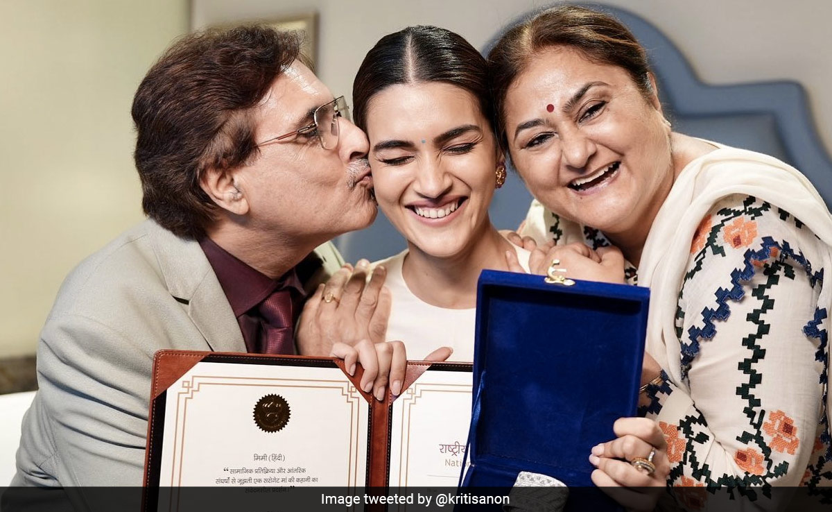 National Awards 2023: Kriti Sanon And Fam Pose With The Prize
