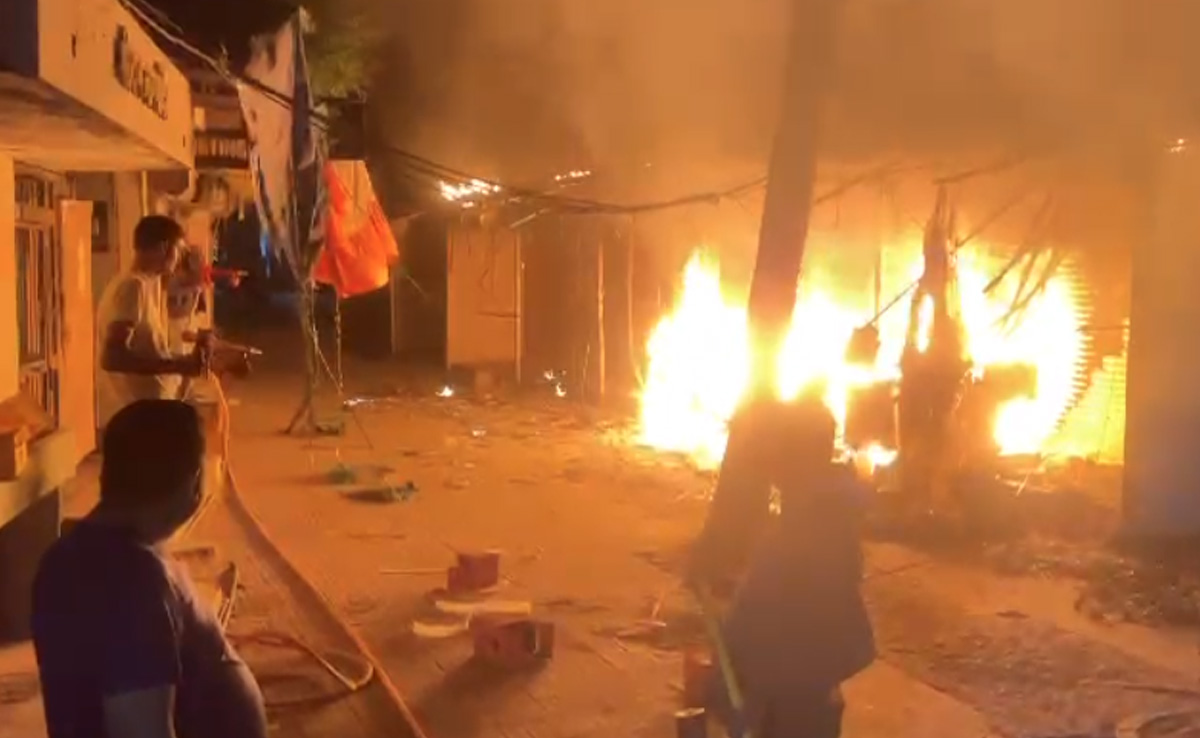 माउंट आबू में कपड़े की दुकान में लगी भीषण आग, 2 घंटे बाद बुझाई जा सकी