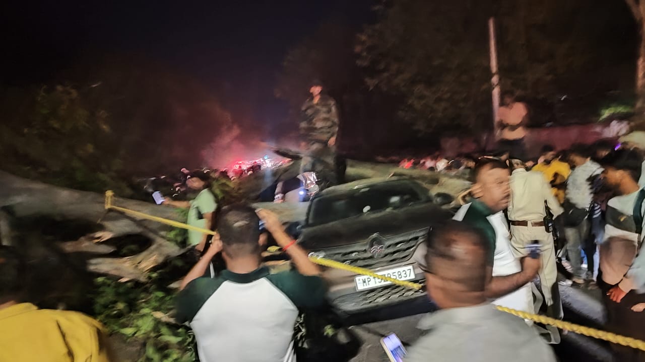 Sagar News : सड़क निर्माण के दौरान चलते ट्रैफिक में पेड़ काटा, तीन कारें चकनाचूर