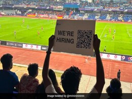 बेंगलुरु में फुटबॉल मैच के दौरान दर्शक ने दिखाया ऐसा अजीबोगरीब पोस्टर, वायरल हो गया फोटो बेंगलुरु में फुटबॉल मैच के दौरान दर्शक ने दिखाया ऐसा अजीबोगरीब पोस्टर, वायरल हो गया फोटो