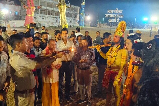 डूंगरपुर में राम,लक्ष्मण और हनुमान की आरती करते लोग डूंगरपुर में राम,लक्ष्मण और हनुमान की आरती करते लोग