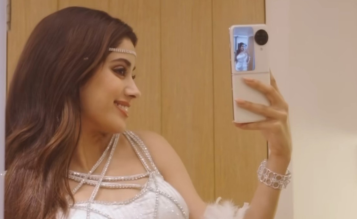 Janhvi Kapoor Goes From Gen-Z To "Gen-Zeenat" In Zeenat Aman's Iconic <i>Laila Main Laila</i> Look