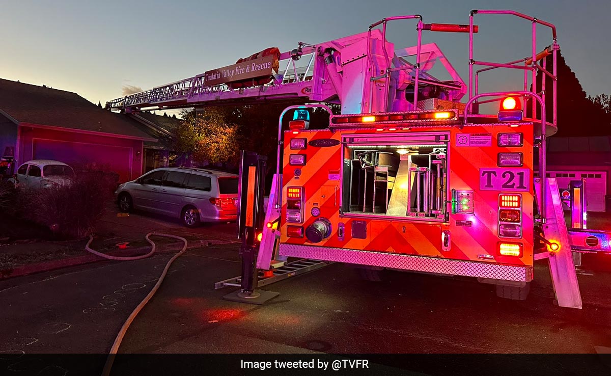 1 killed As Small Plane Crashes On Roof Of House In US