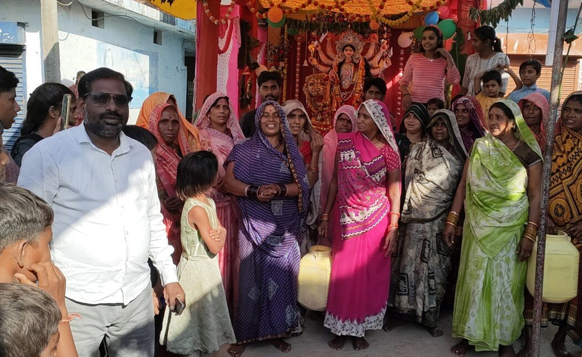 Katni News: 'पानी नहीं तो वोट नहीं' के नारे लगाते हुए सैकड़ों ग्रामीणों ने किया विरोध प्रदर्शन