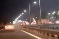 दिल्ली : लूट के लिए लुटेरों ने टैक्सी ड्राइवर को 200 मीटर घसीटा, मौत दिल्ली : लूट के लिए लुटेरों ने टैक्सी ड्राइवर को 200 मीटर घसीटा, मौत