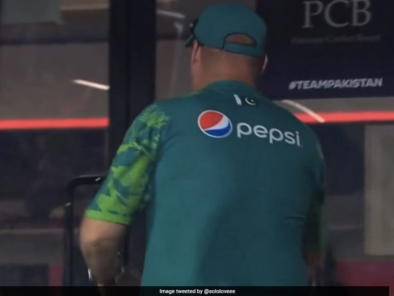 Watch: Mickey Arthur Can't Keep His Cool, Walks Off Seeing Pakistan's Poor Fielding Display Watch: Mickey Arthur Can't Keep His Cool, Walks Off Seeing Pakistan's Poor Fielding Display