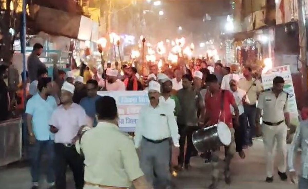 Sihora को जिला बनाने की मांग पर सैकड़ों युवाओं ने निकाला मशाल जुलूस