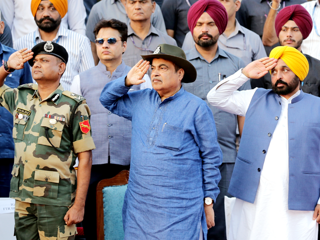 केंद्रीय मंत्री नितिन गडकरी ने वाघा बॉर्डर पर फहराया 418 मीटर ऊंचा तिरंगा&nbsp;