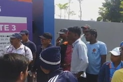 पुणे में काले कपड़े पहनकर मैच पहुंचने देखे गए लोगों को रोका गया पुणे में काले कपड़े पहनकर मैच पहुंचने देखे गए लोगों को रोका गया