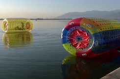 श्रीनगर की डल झील के अनुभव को Water-Zorbing ने और बढ़ा दिया श्रीनगर की डल झील के अनुभव को Water-Zorbing ने और बढ़ा दिया