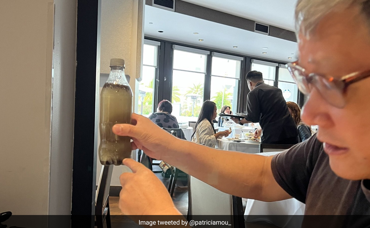 पिता ने बेटी के बर्थडे पर गिफ्ट में दी गंदे पानी से भरी हुई बोतल, वजह जान सोच में पड़ जाएंगे आप