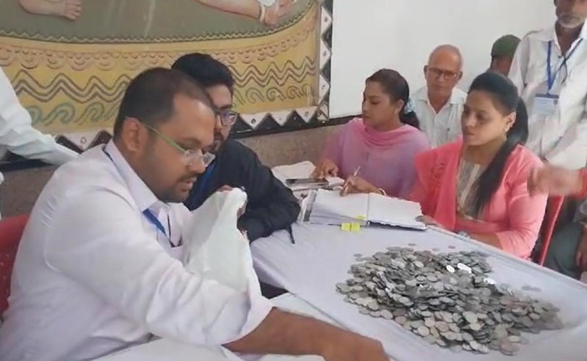 CG Election: नामांकन राशि के लिए 1 रुपए के 10 हजार सिक्के लाया प्रत्याशी, कर्मचारियों के छूटे पसीने