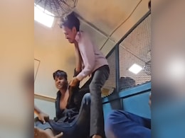 सीट के लिए आपस में भिड़े दो युवक, ट्रेन में WWE की तरह हुई भयंकर लड़ाई, वीडियो दंग कर देगा सीट के लिए आपस में भिड़े दो युवक, ट्रेन में WWE की तरह हुई भयंकर लड़ाई, वीडियो दंग कर देगा